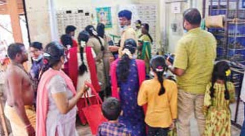 சபரிமலை சீசனால் பக்தர்கள் வருகை அதிகரிப்பு; மீனாட்சியம்மன் கோயில் மொபைல் போன் பாதுகாப்பு அறையில் நெரிசல்: தடையை நீக்க அமைச்சர்கள் நடவடிக்கை எடுப்பார்களா?