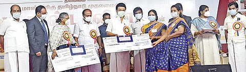 திருத்தணியில் நேற்று நடந்த விழாவில், மகளிர் சுயஉதவிக் குழுக்களுக்கு வங்கிக் கடன் வழங்கும் திட்டத்தை முதல்வர் மு.க.ஸ்டாலின் தொடங்கி வைத்தார். அருகில் அமைச்சர்கள் கே.ஆர்.பெரியகருப்பன், சா.மு.நாசர், எம்பி ஜெகத்ரட்சகன், எம்எல்ஏ சந்திரன், ஊரக வளர்ச்சித் துறைச் செயலர் அமுதா, மாவட்ட ஆட்சியர் ஆல்பி ஜான் வர்கீஸ் மற்றும் அதிகாரிகள்.படம்: ம.பிரபு