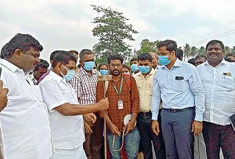 தூத்துக்குடி மாவட்டம் கடம்பாகுளம் உபரிநீர் கால்வாயில் உள்ள ஆக்கிரமிப்புகளை அளவீடு செய்யும் பணிகளை அமைச்சர் அனிதா ஆர்.ராதாகிருஷ்ணன் ஆய்வு செய்தார்.