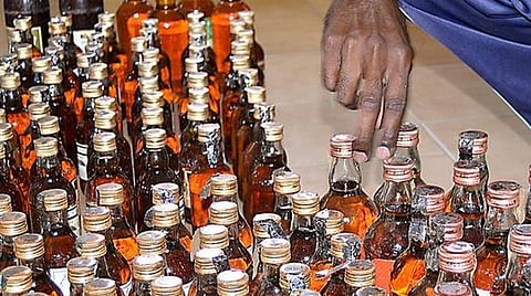 குடிக்க பணம் கிடைக்காததால் 2 பேர் தற்கொலை