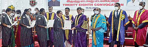 திருநெல்வேலி மனோன்மணீயம் சுந்தரனார் பல்கலைக்கழக பட்டமளிப்பு விழாவில் ஆளுநர் ஆர்.என்.ரவி பங்கேற்று 1,374 பேருக்கு பட்டங்களை வழங்கினார். உடன், உயர்கல்வித் துறை அமைச்சர் பொன்முடி, திருவனந்தபுரம் சிஎஸ்ஐஆர் இயக்குநர் அஜயகோஷ், துணைவேந்தர் கா.பிச்சுமணி உள்ளிட்டோர். படம்: மு.லெட்சுமி அருண்