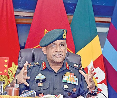 சென்னையில் உள்ள ராணுவ தலைமையகத்தில் நேற்று பத்திரிகை யாளர்களைச் சந்தித்த தென்பிராந்திய ராணுவ அதிகாரி, லெப்டினன்ட் ஜெனரல் ஏ.அருண். படம்: க.பரத்