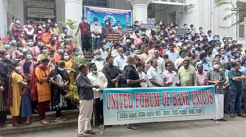 வங்கி ஊழியர்கள் வேலை நிறுத்தம் : புதுச்சேரியில் ரூ.500 கோடி பணப் பரிவர்த்தனை பாதிப்பு