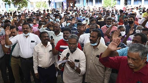 வங்கி ஊழியர்கள் வேலைநிறுத்தம்: திருச்சியில் ரூ.200 கோடி அளவுக்கு வர்த்தகம் பாதிப்பு