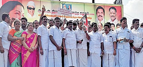 தமிழக அரசு அத்தியாவசியப் பொருட்களின் விலை உயர்வை கட்டுப்படுத்த வேண்டும் என்பது உள்ளிட்ட கோரிக்கைகளை வலியுறுத்தி, செங்கல்பட்டு பகுதியில் நேற்று அதிமுகவினர் ஆர்ப்பாட்டத்தில் ஈடுபட்டனர். (அடுத்த படம்) திருவள்ளூர் மாவட்ட ஆட்சியர் அலுவலகம் அருகே திமுக அரசுக்கு எதிராக அதிமுக சார்பில் ஆர்ப்பாட்டம் நடைபெற்றது.