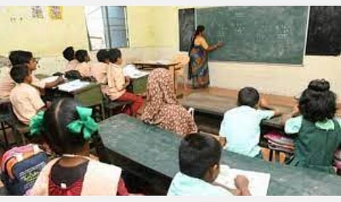 மதுரை மாவட்டத்தில் உள்ள 100 பள்ளிகளில் 200 பள்ளிக் கட்டிடங்களை இடிக்க மாவட்ட ஆட்சியர் உத்தரவு
