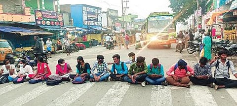 சேத்துப்பட்டில் கூடுதல் பேருந்துகளை இயக்க வலியுறுத்தி நேற்று சாலை மறியலில் ஈடுபட்ட கல்லூரி மாணவர்கள்.
