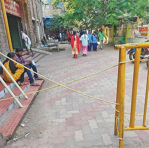 பழைய மகப்பேறு மருத்துவப் பிரிவு வளாகத்தில் செயல்படும் கட்டண பார்க்கிங் பகுதியில் ஏற்படுத்தப்பட்டுள்ள தடுப்புகள்.