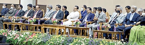 உச்ச நீதிமன்ற நீதிபதியாக பதவியேற்றுள்ள எம்.எம்.சுந்தரேஷுக்கு தமிழ்நாடு, புதுச்சேரி பார் கவுன்சில் சார்பில் சென்னை உயர் நீதிமன்ற கலையரங்கில் நேற்று நடைபெற்ற பாராட்டு விழாவில் பங்கேற்ற உயர் நீதிமன்ற நீதிபதிகள் மற்றும் பார் கவுன்சில் நிர்வாகிகள். படம்: ம.பிரபு