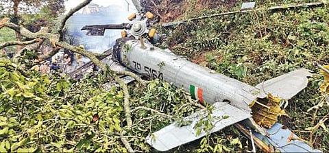 சாலை வசதி இல்லாததால் விபத்து நடந்த பகுதியிலிருந்து ஹெலிகாப்டரின் பாகங்களை மீட்டு வெளியே கொண்டு வருவதில் சிக்கல்