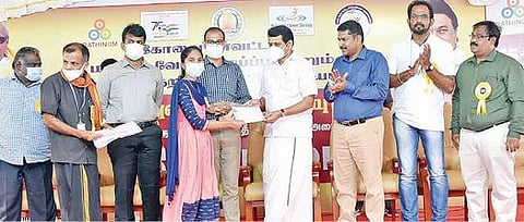 கோவையில் மாவட்ட வேலைவாய்ப்பு மற்றும் தொழில்நெறி வழிகாட்டும் மையம் சார்பில் நடைபெற்ற தனியார் துறையினருக்கான வேலைவாய்ப்பு முகாமில் தேர்ச்சி பெற்றவர்களுக்கு பணி நியமன உத்தரவுகளை நேற்று வழங்கிய அமைச்சர் வி.செந்தில்பாலாஜி.