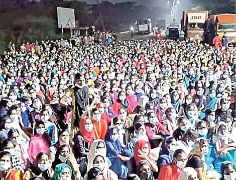 சென்னை - பெங்களூரு நெடுஞ்சாலையில் கடும் குளிரையும் பொருட்படுத்தாமல் நள்ளிரவில் மறியலில் ஈடுபட்ட ஏராளமான பெண் தொழிலாளர்கள்.
