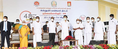 செங்கல்பட்டு மாவட்டம் மேல்மருவத்தூரில் நேற்று நடைபெற்ற விழாவில், ‘உயிர் காக்கும் அவசர சிகிச்சைக்கான இன்னுயிர் காப்போம் - நம்மைக் காக்கும் 48’ திட்டத்தை முதல்வர் மு.க.ஸ்டாலின் தொடங்கி வைத்தார். உடன் அமைச்சர்கள், எம்பி, எம்எல்ஏக்கள், ஆதிபராசக்தி அறக்கட்டளை துணைத் தலைவர் லட்சுமி பங்காரு அடிகளார் மற்றும் உயர் அலுவலர்கள்.