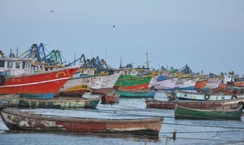 ராமேசுவரம் மீனவர்கள் 43 பேர் இலங்கை கடற்படையால் சிறைபிடிப்பு: நாளை முதல் மீனவர்கள் வேலைநிறுத்தப் போராட்டம் அறிவிப்பு