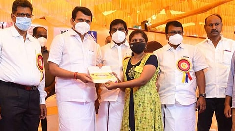 கரூரில் நடந்த தனியார் வேலைவாய்ப்பு முகாமில் தேர்வானவர்களுக்கு மாநில மின்சாரம், மதுவிலக்கு மற்றும் ஆயத்தீர்வைத்துறை அமைச்சர் வி.செந்தில்பாலாஜி பணி நியமன ஆணையை வழங்குகிறார். அருகில் மாவட்ட வருவாய் அலுவலர் எம்.லியாகத், எம்எல்ஏக்கள் குளித்தலை இரா.மாணிக்கம், அரவக்குறிச்சி ஆர்.இளங்கோ உள்ளிட்டோர்.