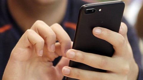 நெமிலி அருகே மனைவிக்கு யுடியூப் மூலம் பிரசவம்; ஆண் குழந்தை இறந்தே பிறந்ததால் கணவர் மீது வழக்கு: ராணிப்பேட்டை மாவட்ட சுகாதாரப்பணிகள் துணை இயக்குநர் எச்சரிக்கை