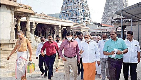 திருக்கழுக்குன்றம் வேதகிரீஸ்வரர் கோயிலில் அறநிலையத் துறை அமைச்சர் சேகர்பாபு ஆய்வு செய்தார். அருகில் ஆணையர் குமரகுருபரன் உள்ளிட்ட அதிகாரிகள்.