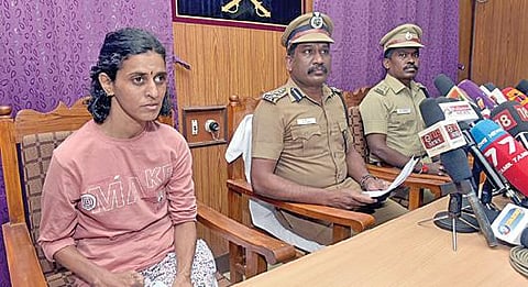 வேலூரில் நேற்று செய்தியாளர்களை சந்தித்த டிஐஜி பாபு. அருகில், திருப்பத்தூர் மாவட்ட காவல் கண்காணிப்பாளர் டாக்டர் பாலகிருஷ்ணன், சரணடைந்த மாவோயிஸ்ட் பிரபா ஆகியோர். படம்: வி.எம்.மணிநாதன்