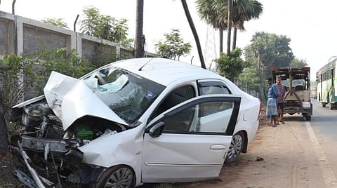 கடலூரில் கோர விபத்து: மரத்தில் கார் மோதி மூவர் உயிரிழப்பு
