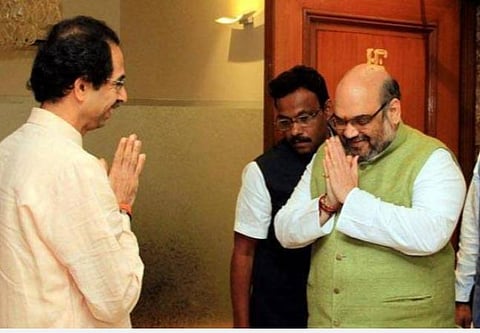 2019-ம் ஆண்டு தேர்தலின்போது சிவசேனா கட்சித் தலைவர் உத்தவ் தாக்கரே, பாஜக மூத்த தலைவர் அமித் ஷா சந்தித்துப் பேசிய காட்சி | படம் உதவி: ட்விட்டர்.