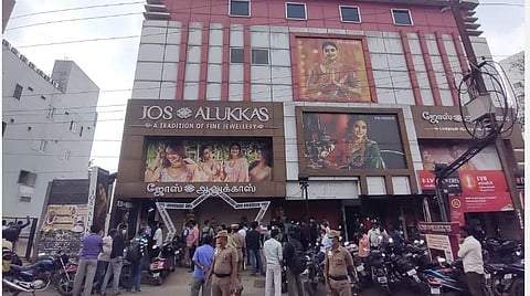 நகைகள் திருட்டுப் போன வேலூர் ஜோஸ் ஆலுக்காஸ் நகைக்கடையின் படம்.