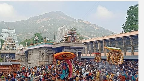 அண்ணாமலையார் கோயிலில் சிறப்பு அலங்காரத்தில் எழுந்தருளிய சிவகாம சுந்தரி சமேத நடராஜர் மற்றும் மாணிக்கவாசகரை தரிசனம் செய்த பக்தர்கள்.