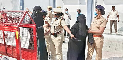 திருப்பத்தூர் மாவட்ட ஆட்சியர் அலுவலகத்தில் தீக்குளிக்க முயன்ற பெண்னை விசாரணைக்காக அழைத்துச்சென்ற காவல் துறையினர்.
