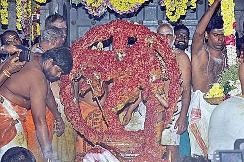 திருவாலங்காடு வடாரண்யேஸ்வரர் கோயிலில் நடராஜருக்கு விடிய விடிய பழங்கள், தேன், வில்வப்பொடி உள்ளிட்ட பொருட்களால் அபிஷேகம் நடைபெற்றது.
