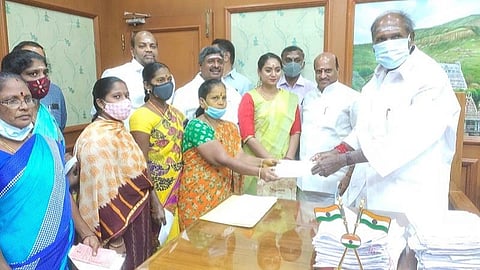 புதுச்சேரியில் மழை நிவாரணமாக சிவப்பு அட்டைக்கு ரூ. 5 ஆயிரம் தரும் பணியை முதல்வர் ரங்கசாமி தொடங்கி வைத்தார்.