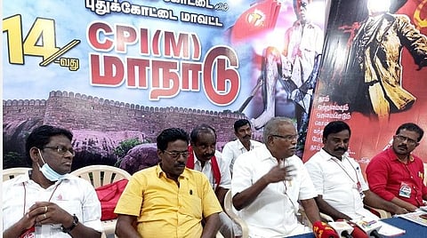புதுக்கோட்டை மாவட்டம் திருமயத்தில் செய்தியாளர்களிடம் பேசுகிறார் மார்க்சிஸ்ட் கம்யூனிஸ்ட் கட்சியின் மாநில செயலாளர் கே.பாலகிருஷ்ணன்.