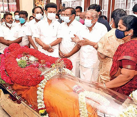 கோவையில் காலமான மு.க.தமிழரசுவின் மாமியார் ஜெயலட்சுமியின் உடலுக்கு அஞ்சலி செலுத்திய முதல்வர் மு.க.ஸ்டாலின். படம்: ஜெ.மனோகரன்