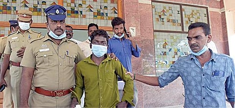 வேலூர் நகைக்கடை திருட்டில் கைதான டீக்காராமனை நீதிமன்றத்தில் ஆஜர் படுத்திவிட்டு சிறைக்கு அழைத்துச் செல்லும் போலீஸார். படம்: வி.எம்.மணிநாதன்