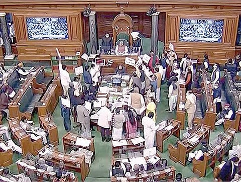 பல்வேறு விவகாரங்கள் தொடர்பாக மக்களவையில் எதிர்க்கட்சி எம்.பி.க்கள் நேற்று அவையின் மையப் பகுதியில் கூடி அமளியில் ஈடுபட்டனர். படம்: பிடிஐ