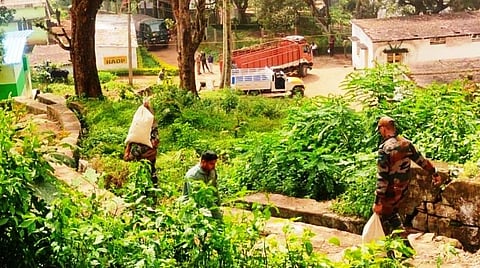 குன்னூரில் ஹெலிகாப்டர் பாகங்கள் சேகரிப்பு: கிராமம் வழியாக செல்ல முடியாததால் மாற்றுப் பாதையை அறிய ஆய்வு