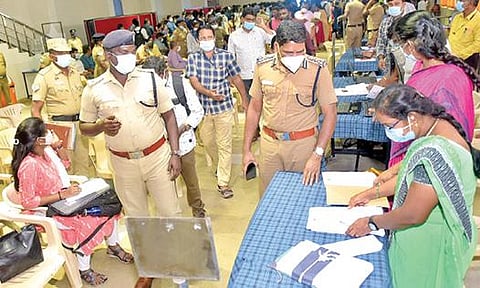 வேலூர் விஐடி பல்கலைக்கழகத்தில் உள்ள அண்ணா அரங்கில் காவல் துறை அலுவலர்கள் மற்றும் அமைச்சு பணியாளர்களின் வாரிசுகளுக்கான வேலை வாய்ப்பு முகாமை டிஐஜி ஏ.ஜி.பாபு நேற்று தொடங்கி வைத்து பார்வையிட்டார். அருகில், மாவட்ட காவல் கண்காணிப்பாளர் ராஜேஷ் கண்ணன் உள்ளிட்டோர். படம்: வி.எம்.மணிநாதன்.