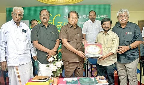 வேலூரில் நடைபெற்ற கவிக்கோ விருது வழங்கும் விழாவில் திரைப்பட பாடலாசிரியர் கவிஞர் பழனிபாரதிக்கு கவிக்கோ விருதினை வழங்கிய விஐடி வேந்தர் கோ.விசுவநாதன். அருகில், திராவிடர் தமிழர் பேரவை நிறுவனர் சுப.வீரபாண்டியன், பாவலர் அறிவுமதி உள்ளிட்டோர்.படம்: வி.எம்.மணிநாதன்.
