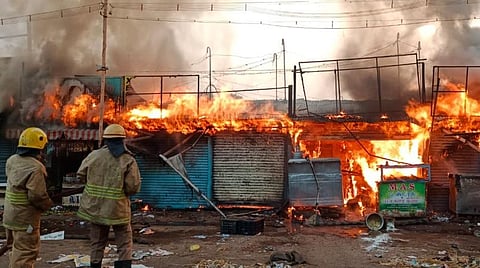 திருச்சி காந்தி மார்க்கெட்டில் 7 கடைகள் தீயில் எரிந்து நாசம்
