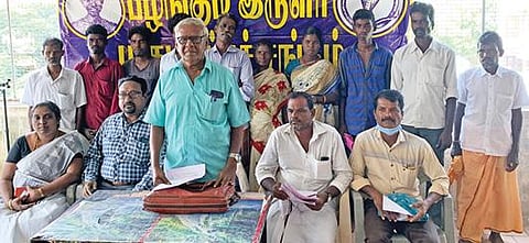 பாதிக்கப்பட்ட பழங்குடி இருளர்களுடன் பேராசிரியர் கல்யாணி.