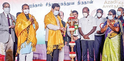 தேசிய சித்தா மையம் மற்றும் தமிழக அரசின் இந்திய மருத்துவம் மற்றும் ஹோமியோபதி இயக்குநரகம் இணைந்து சென்னை நந்தம்பாக்கத்தில் உள்ள வர்த்தக மையத்தில் நேற்று நடத்திய 5-வது சித்தா தின விழாவை மத்திய ஆயுஷ் துறை அமைச்சர் சர்பானந்தா ேசானோவால் குத்து விளக்கேற்றி தொடங்கி வைத்தார். இணை அமைச்சர் மகேந்திர முஞ்சபாரா, தமிழக சுகாதாரத் துறை அமைச்சர் மா.சுப்பிரமணியன் உடனிருந்தனர். படம்: பு.க.பிரவீன்