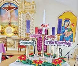 வால்பாறை தூய இருதய ஆண்டவர் ஆலயத்தில் வைக்கப்பட்டுள்ள 5 வகையான மெழுகுவர்த்திகள். படம்: எஸ்.கோபு