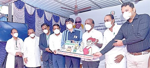தாம்பரம் சானிடோரியத்தில் அமைந்துள்ள அரசு நெஞ்சக மருத்துவமனையில் நுரையீரல் மறுவாழ்வு சிகிச்சை மையத்தை அமைச்சர்கள் மா.சுப்பிரமணியன், தா.மோ.அன்பரசன் ஆகியோர் நேற்று தொடங்கி வைத்தனர். செங்கல்பட்டு மாவட்ட ஆட்சியர் ராகுல் நாத் மற்றும் மருத்துவர்கள் உடனிருந்தனர். படம்: எம்.முத்துகணேஷ்