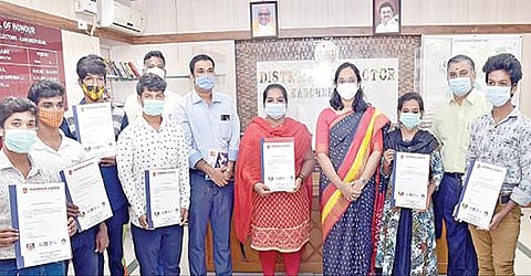 காஞ்சிபுரம் மாவட்டத்தில் சமையல் கலை பயிற்சி முடித்த நரிக்குறவர் சமூகத்தைச் சேர்ந்த இளைஞர்களுக்கு, பணி ஆணையை மாவட்ட ஆட்சியர் மா.ஆர்த்தி நேற்று வழங்கினார்.