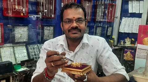 2.79 கிராம் தங்கத்தில், வேளாங்கண்ணி தேவாலயம்; பொற்கொல்லர் சாதனை