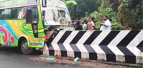 கண்ணமங்கலத்தில் சாலையின் தடுப்பு சுவரில் மோதி விபத்துக்குள்ளான வேன்.