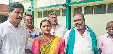 விருதுநகர் ஆட்சியர் அலுவலகத்தில் பொறுப்புகளை ஒப்படைப்பு செய்த புதுக்கோட்டை ஊராட்சித் தலைவர் காளீஸ்வரி.