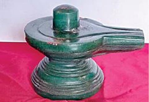 தஞ்சாவூரில் சிலை கடத்தல் தடுப்பு போலீஸாரால் மீட்கப்பட்ட ரூ.500 கோடி மரகத லிங்கம்.