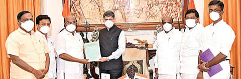 ஆளுநர் ஆர்.என்.ரவியை அதிமுக சட்ட ஆலோசனைக் குழு உறுப்பினர்களான ஜெயக்குமார், சி.வி.சண்முகம், தளவாய்சுந்தரம், மனோஜ் பாண்டியன், இன்பதுரை, பாபு முருகவேல் ஆகியோர் நேற்று சந்தித்து, ஆளும்கட்சியினரின் தலையீடுகள் உள்ளிட்ட பல்வேறு குற்றச்சாட்டுகள் அடங்கிய மனுவை அளித்தனர்.