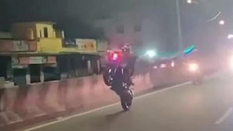 வலைதளங்களில் வைரலான புத்தாண்டு இரவு சென்னை இசிஆர் சாலை பைக் சாகசம்.