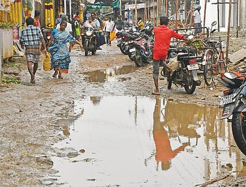 திருநெல்வேலியில் நேற்று மழையின்போது, வி.எம்.சத்திரம் பகுதியில் சாலையில் ஓடிய தண்ணீர். (வலது) மழையால் தூத்துக்குடியில் பூ மார்க்கெட் சாலை சகதிக்காடாக மாறியுள்ளது. படங்கள்: மு.லெட்சுமி அருண், என்.ராஜேஷ்