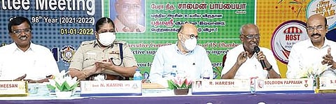 தமிழ்நாடு தொழில் வர்த்தக சங்கத்தின் 98-வது ஆண்டு விழாவில் பேசினார் சாலமன் பாப்பையா. அருகில் மதுரை சரக டிஐஜி காமினி, வர்த்தக சங்க தலைவர் ஜெகதீசன், முதுநிலை தலைவர் ரத்தினவேல் உள்ளிட்டோர்.